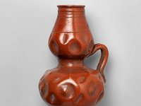 Ame Ker 5  Ame Ker 5, Mexiko, Bundesstaat Jalisco, Guadalajara/Tonalá, Kolonialzeit, 17./18. Jahrhundert, Kanne, búcaro, Ton, H 23,7 cm, Dm Bauch 11,6 cm, Dm Mündung 4,6 cm : Museumsfoto: Claus Cordes, Bestandskatalog Ethnologie